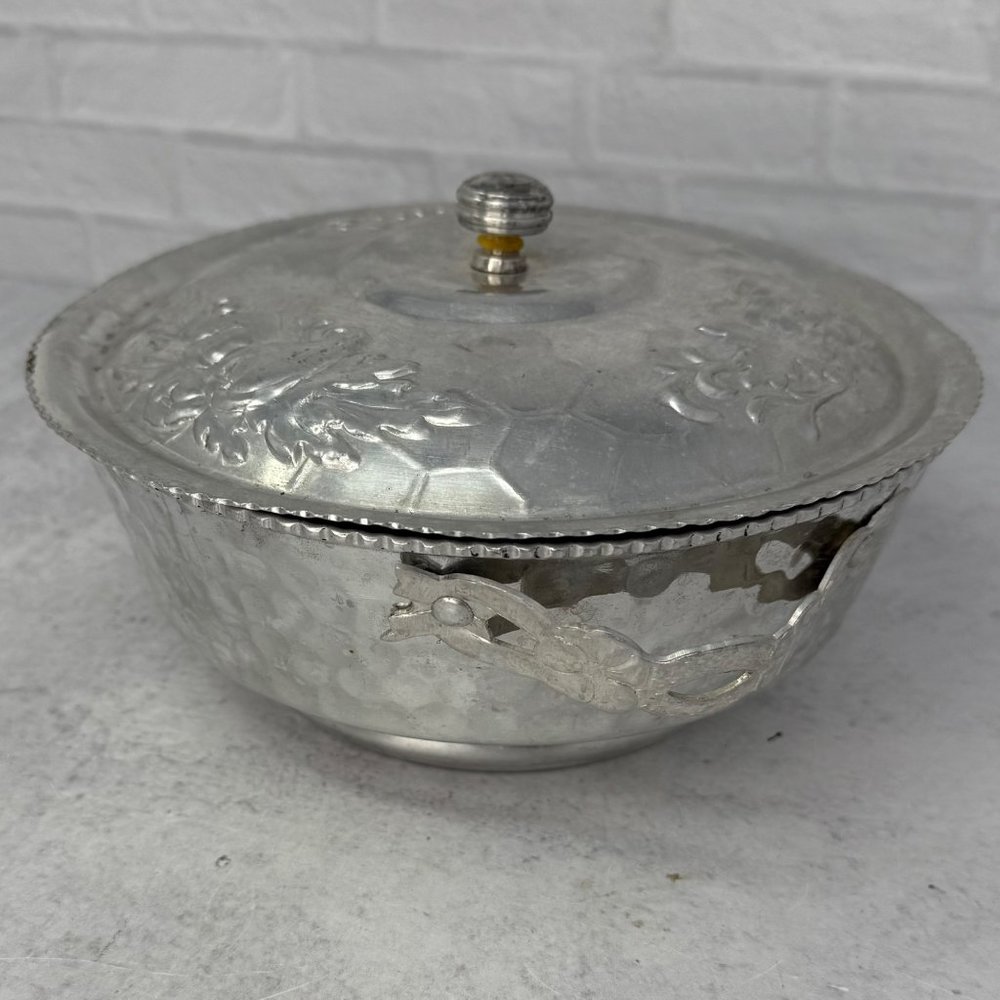 Gorgeous Mid Century 50's Hammered Aluminum Covered Bowl Lid Nasco Casserole - Picture 3 of 7